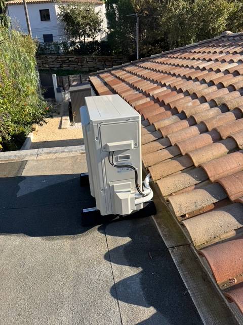 Installation de climatisation gainable Airzone avec Wi-Fi à Hyères et dans le Var