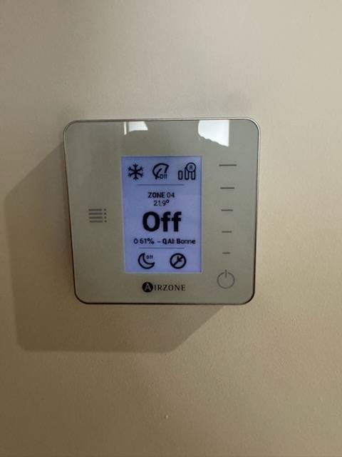 Installation de climatisation gainable Airzone avec Wi-Fi à Hyères et dans le Var